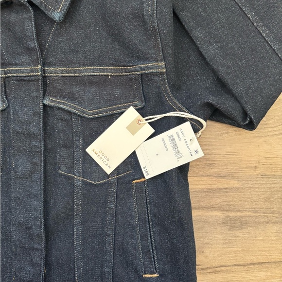 Good American | Committd To Fit Cropped Denim Jacket - Picture 3 of 5